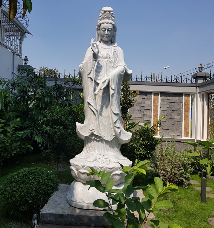 Cách đặt tượng Quan Âm bằng đá đứng ở sân vườn