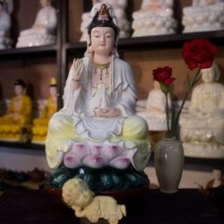 Tượng Quan âm để xe ô tô_ sản phẩm nhỏ mang lại cảm giác an tâm lớn khi đi xe