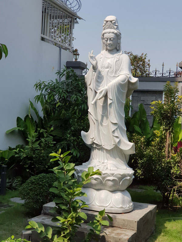 Cách đặt tượng Quan Âm bằng đá đứng ở sân vườn