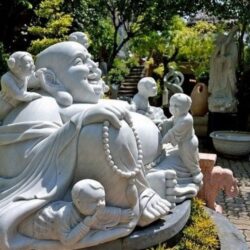 Muốn đem lại phong thuỷ tốt cho ngôi nhà thì đừng quên thờ Phật Di Lặc đúng cách dưới đây
