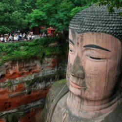 Du khách ‘gây sốc’ khi trèo lên tượng Phật cao nhất Trung Quốc ngồi thiền